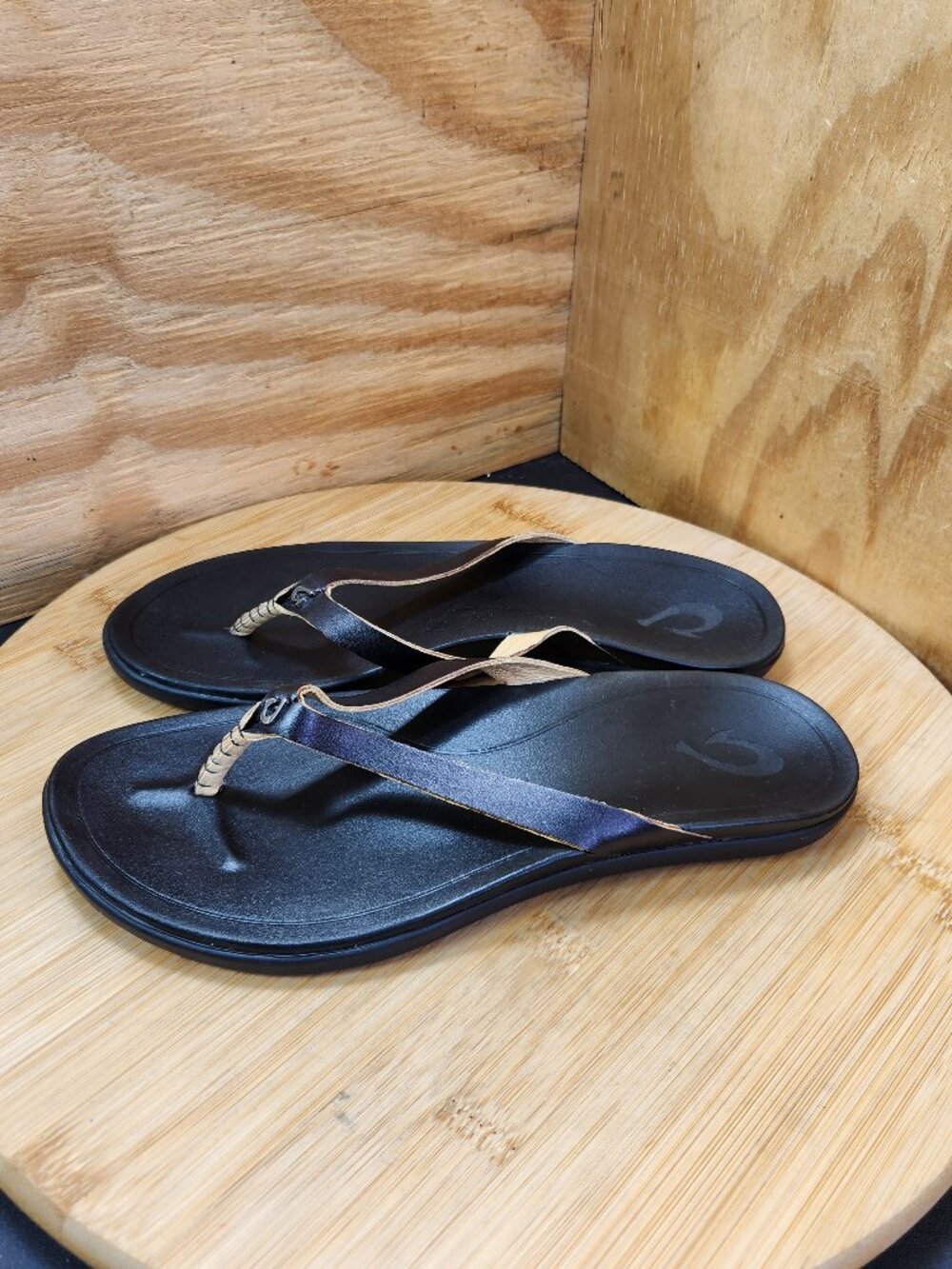 OluKai Ho'opio Womens Black Leather Thong Sandals Size 6 - Picture 4 of 9